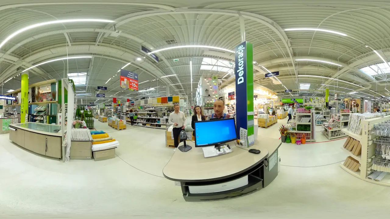 360° film still of a customer advisor on the Leroy Merlin shop floor