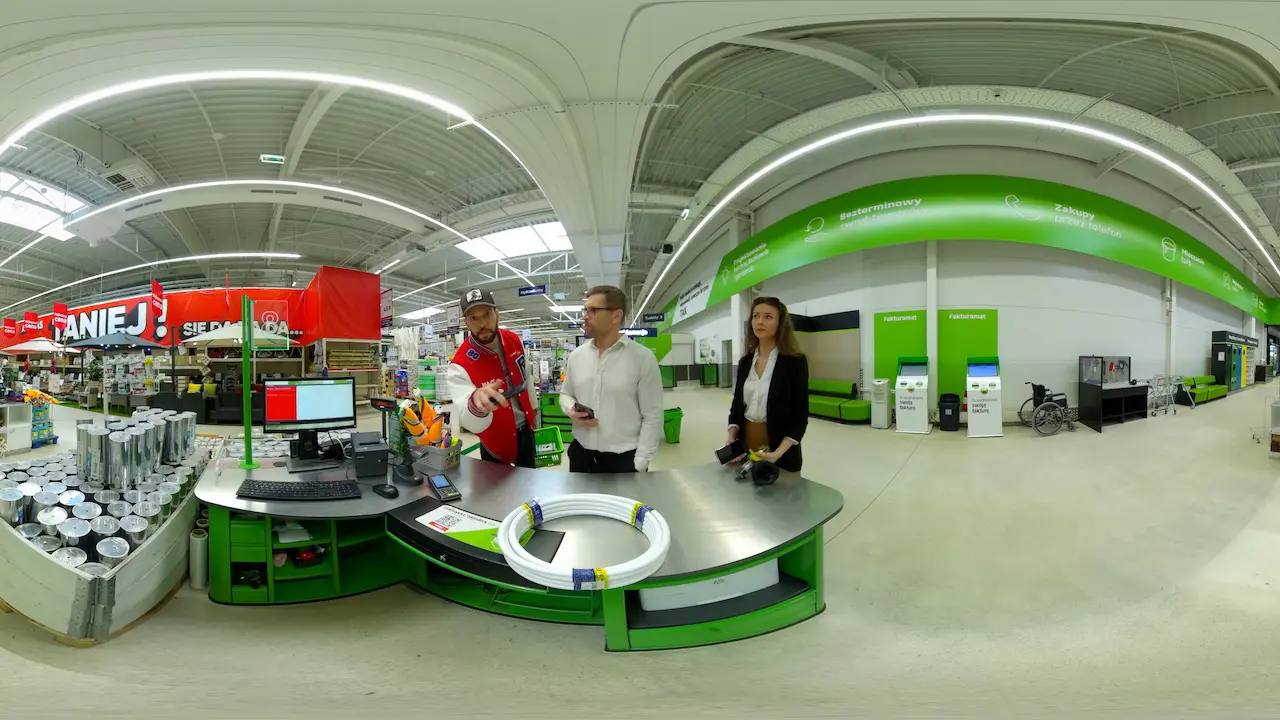 360° film still of a cashier at a Leroy Merlin checkout